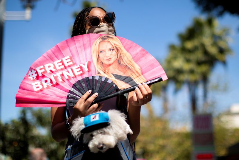 &copy; Reuters. FILE PHOTO: A supporter holds a fan while rallying for pop star Britney Spears during a conservatorship case hearing at Stanley Mosk Courthouse in Los Angeles, California, U.S., March 17, 2021.  REUTERS/Mario Anzuoni/File Photo