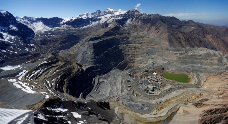 &copy; Reuters. IMAGEN DE ARCHIVO. Vista aérea de las minas a rajo abierto Andina de la estatal Codelco (Izquierdad) y Los Bronces de Anglo American (de Frente) con el glaciar Olivares de fondo en la Cordillera de Los Andes, en la zona central de Chile, Noviembre 17, 20