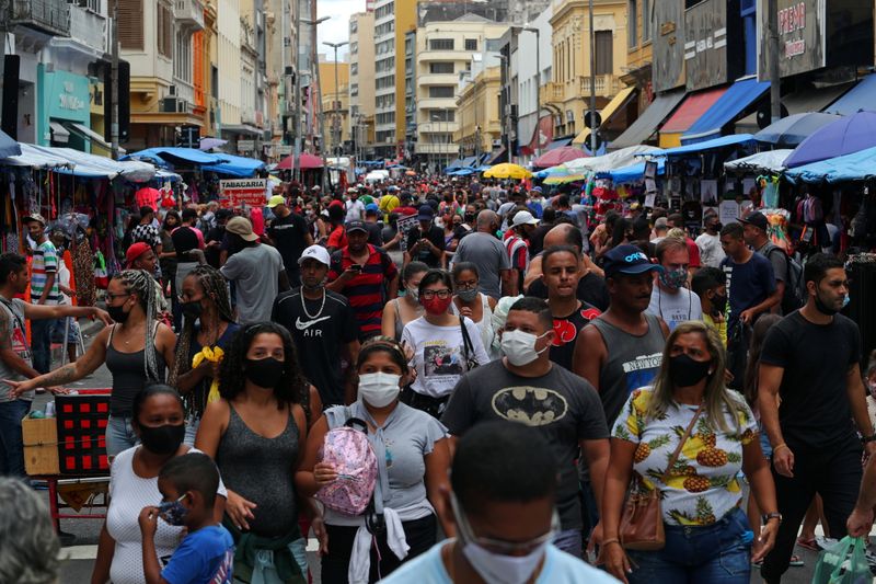 &copy; Reuters. Consumidores fazem compras em rua comercial de São Paulo
15/12/2020
REUTERS/Amanda Perobelli