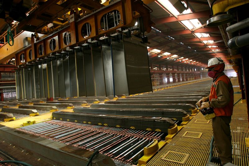 &copy; Reuters. FOTO DE ARCHIVO. Un trabajador de la mina Escondida de BHP, el mayor yacimiento de cobre del mundo, dentro de la planta de cátados, en Antofagasta, Chile
