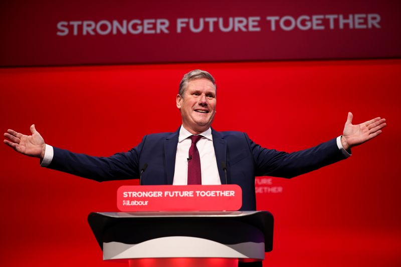 © Reuters. Britain's Labour Party leader Keir Starmer gestures as he speaks at Britain's Labour Party annual conference in Brighton, Britain, September 29, 2021. REUTERS/Henry Nicholls