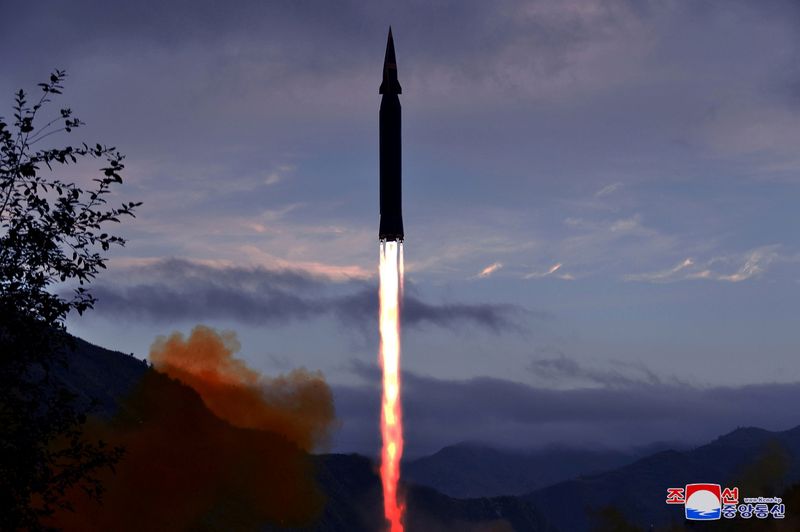 &copy; Reuters. El mísil recientemente desarrollado Hwasong-8 ies probado desde la Academy of Defence Science of the DPRK en Toyang-ri, Condado de Ryongrim , Corea del Norte. Foto no fechada provista el 29 de septiembre de 2021 por la agencia norcoreana  KCNA via REUTER