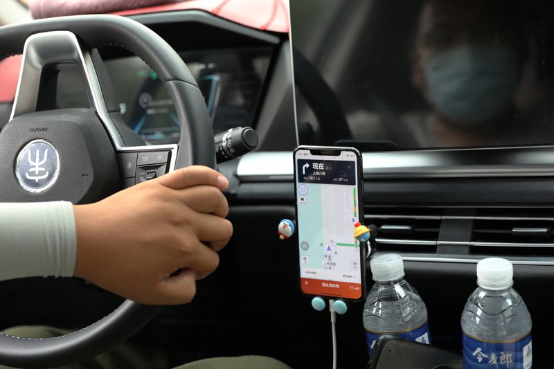 &copy; Reuters. Imagen de archivo de un conductor de la aplicación de transporte de pasajeros china Didi con un móvil que muestra un mapa de navegación en Pekín, China. 5 julio 2021. REUTERS/Tingshu Wang