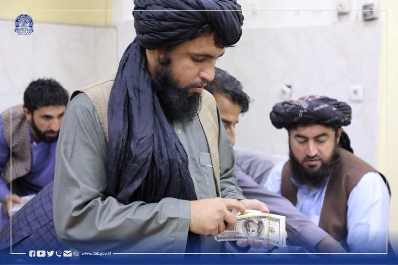 &copy; Reuters. FILE PHOTO: Men are pictured as Afghanistan's Taliban-controlled central bank seizes a large amount of money in cash and gold from former top government officials, including former vice president Amrullah Saleh, in Afghanistan, in this handout obtained by