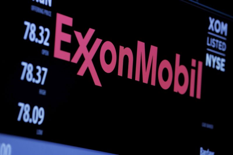 © Reuters. FILE PHOTO: The logo of Exxon Mobil Corporation is shown on a monitor above the floor of the New York Stock Exchange in New York, December 30, 2015. . REUTERS/Lucas Jackson/File Photo