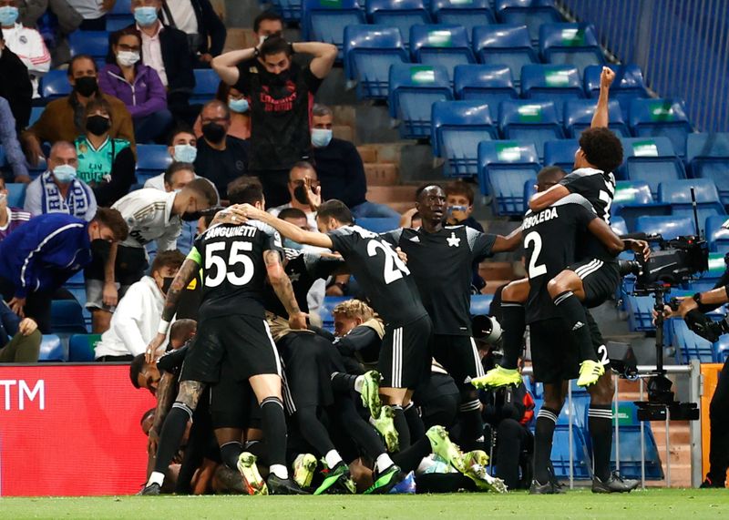 &copy; Reuters. Jogadores do Sheriff Tiraspol comemoram segundo gol marcado sobre o Real Madrid em partida da Liga dos Campeões
28/09/2021 REUTERS/Juan Medina