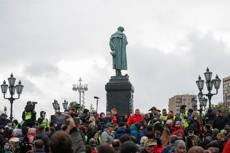 &copy; Reuters. Participants, including members and supporters of the Russian Communist Party, gather near the monument to Russian poet Alexander Pushkin during an opposition rally to protest against the results of a parliamentary election in Moscow, Russia September 25,