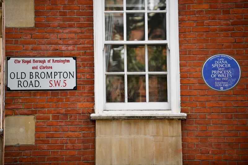 &copy; Reuters. English Heritage's Blue Plaque to Diana, Princess of Wales marking the flat where she lived at the time of her engagement to Charles, Prince of Wales is pictured in London, Britain, September 29, 2021. REUTERS/Beresford Hodge