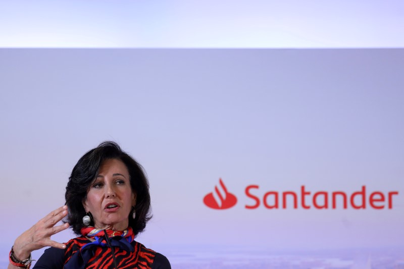 &copy; Reuters. FOTO DE ARCHIVO: La presidenta del Banco Santander, Ana Botín, durante una intervención en la sede de la entidad, en Boadilla del Monte, Madrid. España. 29 de enero de 2020. REUTERS/Susana Vera