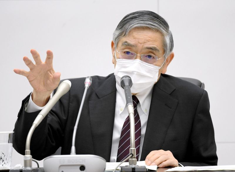 &copy; Reuters. O presidente do Banco do Japão, Haruhiko Kuroda, com máscara protetora no rosto, participa de coletiva de imprensa enquanto a propagação do coronavírus continua em Tóquio, Japão, em 27 de abril de 2020, nesta foto divulgada pela Kyodo. Crédito obr