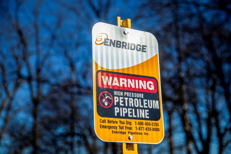 © Reuters. FILE PHOTO: A signpost marks the presence of Enbridge's Line 5 pipeline in Sarnia, Ontario, Canada March 20, 2021. REUTERS/Carlos Osorio/File Photo