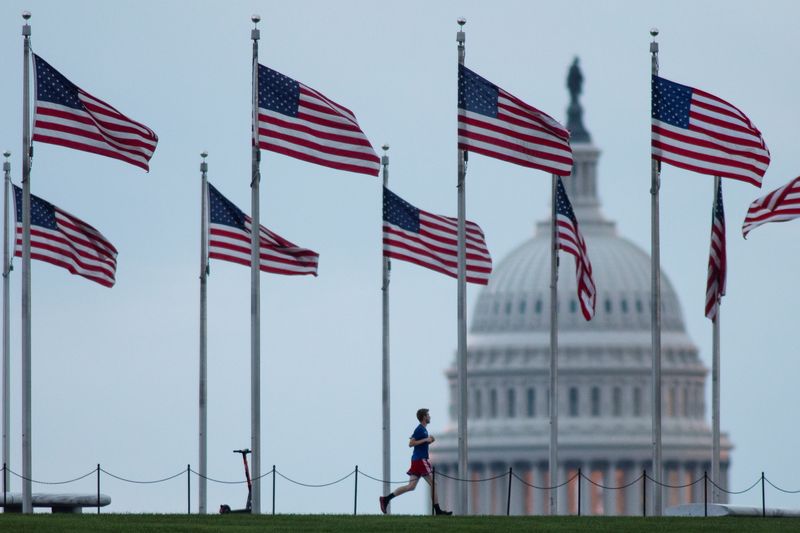 &copy; Reuters. Pessoa corre pelo Monumento a Washington perto do Capitólio, em Washington
29/09/2021. 
 REUTERS/Tom Brenner