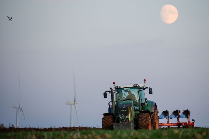 © Reuters. Fazendeiro em Havrincourt, na França. 
REUTERS/Pascal Rossignol