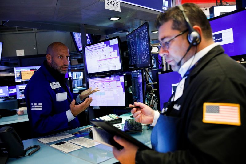 © Reuters. Traders work on the floor of the New York Stock Exchange (NYSE) in New York City, U.S., September 29, 2021. REUTERS/Brendan McDermid