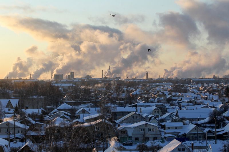 © Reuters. FILE PHOTO: A general view shows a plant of Kazanorgsintez polyethylene producer behind residential buildings in Kazan, Russia February 16, 2021. Picture taken February 16, 2021. REUTERS/Alexey Nasyrov