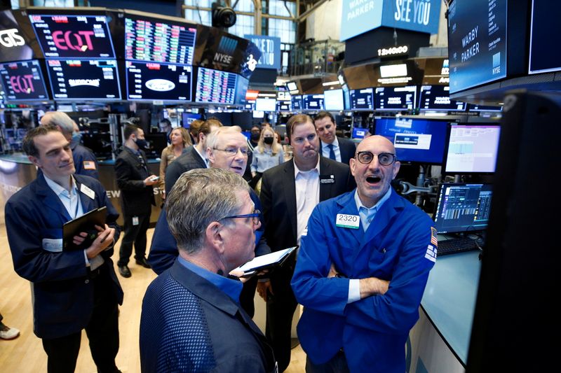 &copy; Reuters. متعاملون في البورصة الأمريكية بنيويورك يوم الأربعاء. تصوير: برندان مكدرميد - رويترز 