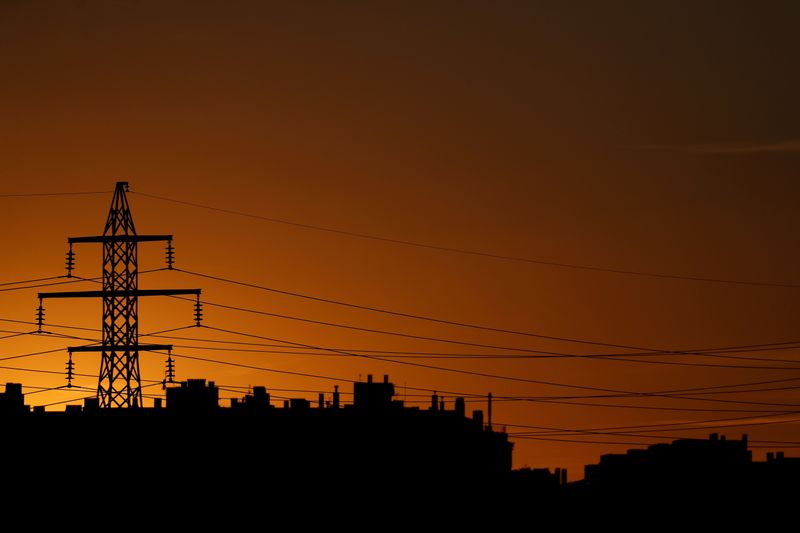 © Reuters. High-voltage power lines and an electricity pylon are pictured at dusk outside Madrid, Spain, September 29, 2021. REUTERS/Susana Vera