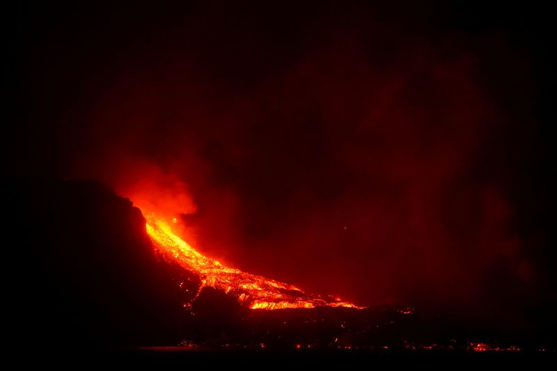 © Reuters. Lava flows into the sea following the eruption of a volcano on the Canary Island of La Palma, as seen from Tazacorte port, Spain, September 29, 2021. REUTERS/Juan Medina