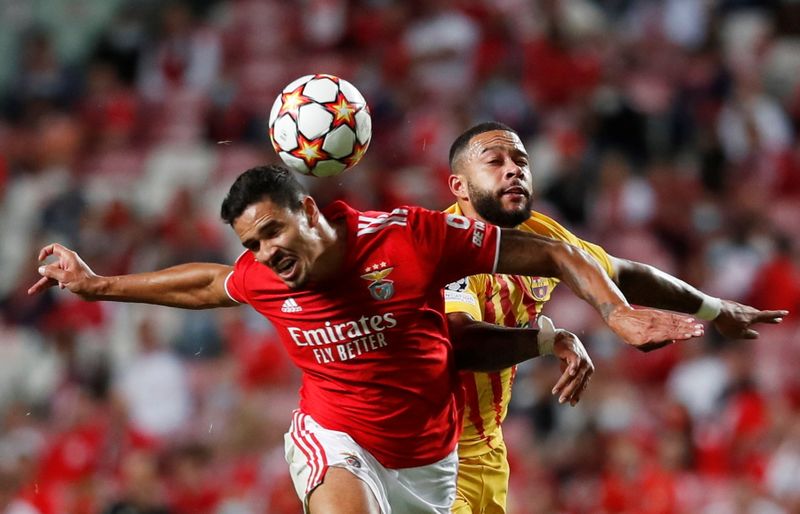 &copy; Reuters. Soccer Football - Champions League - Group E - Benfica v FC Barcelona - Estadio da Luz, Lisbon, Portugal - September 29, 2021  Benfica's Lucas Verissimo in action with FC Barcelona's Memphis Depay REUTERS/Pedro Nunes