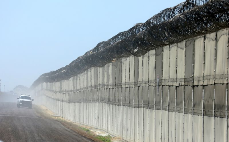 &copy; Reuters. Imagen de archivo de una patrulla fronteriza junto al muro que separa San Diego, California, de México. 21 abril 2017. REUTERS/Mike Blake