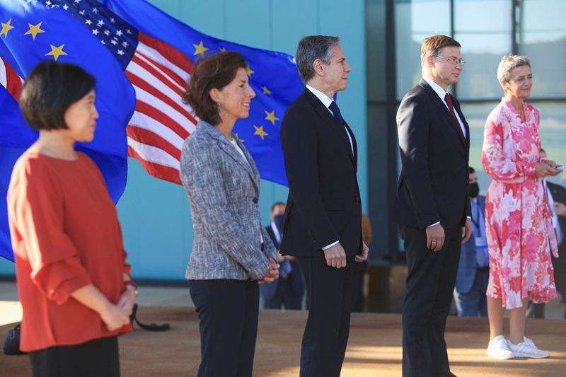 © Reuters. U.S. Secretary of State Antony Blinken, Commerce Secretary Gina Raimondo and Trade Representative Katherine Tai stand near European Commission Executive Vice President Margrethe Vestager and EU Executive Vice President Valdis Dombrovskis as they participate in the U.S and European Union trade and investment talks in Pittsburgh, Pennsylvania, U.S., September 29, 2021. REUTERS/John Altdorfer