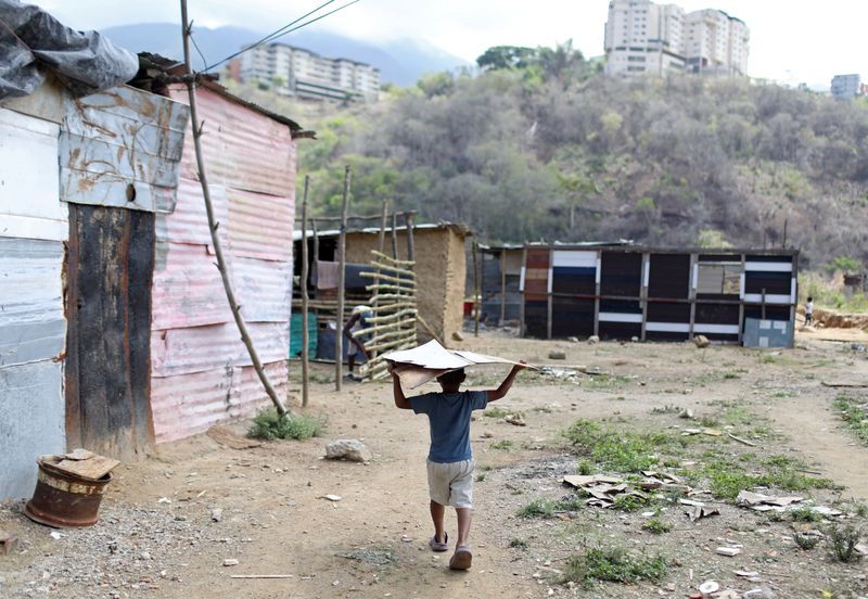 &copy; Reuters. ベネズエラで２９日発表された２０２０／２１年の「生活状況に関する全国調査」で、同国人口の４分の３前後が極貧状態にあることが分かった。写真はカラカス近郊のスクレにある、家賃