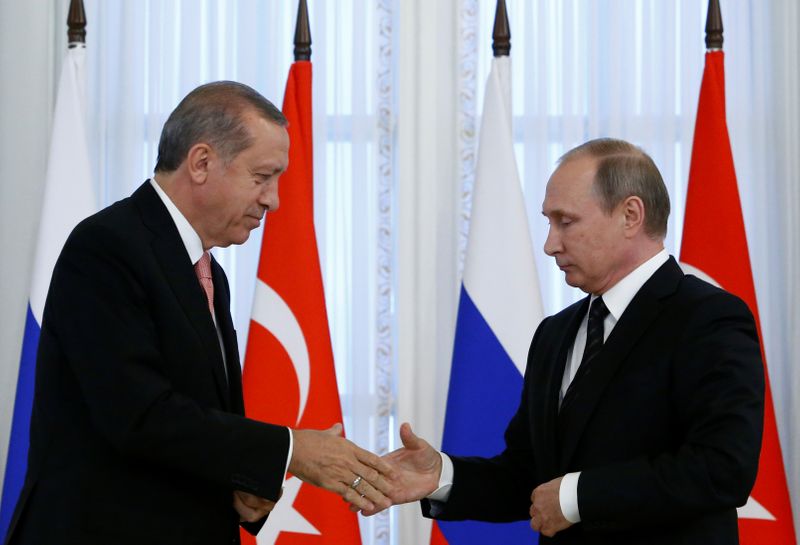 &copy; Reuters. 　９月２９日、ロシアのプーチン大統領とトルコのエルドアン大統領は会談を開き、シリア北西部の内戦激化への対応や、ロシアによるトルコ向けの軍事防衛システム追加売却の可能性につ