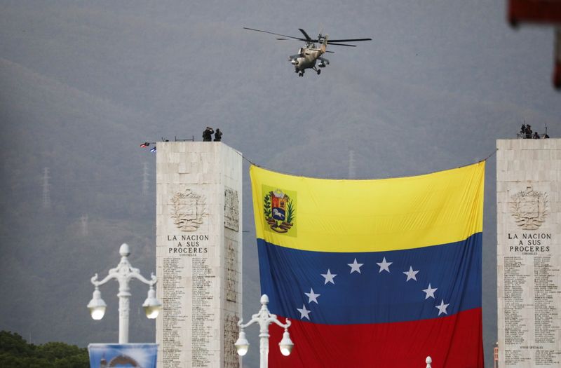 &copy; Reuters. Foto de archivo ilustrativa de una bandera de Venezuela durante una parada militar en Caracas
Jul 5, 2021. REUTERS/Manaure Quintero