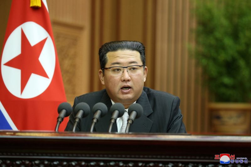 &copy; Reuters. زعيم كوريا الشمالية كيم جونج أون يلقي خطابا أمام البرلمان الذي اجتمع لليوم الثاني في بيونجيانج لمناقشة جدول أعمال الحكومة يوم الخميس.
(صورة 