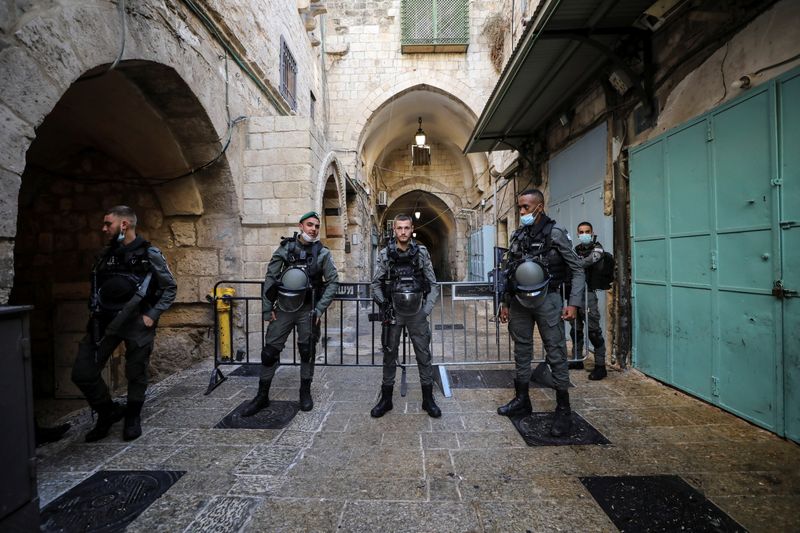 &copy; Reuters. أفراد من الشرطة الإسرئيلية يقفون بالقرب من موقع تقول السلطات إنه شهد محاولة طعن في البلدة القديمة بالقدس يوم الخميس. تصوير: عمار عواد - رويتر