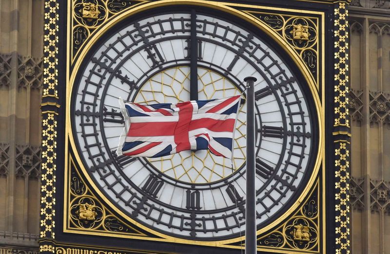 &copy; Reuters. علم المملكة المتحدة أمام ساعة بيج بن بوسط لندن في صورة من أرشيف رويترز.
