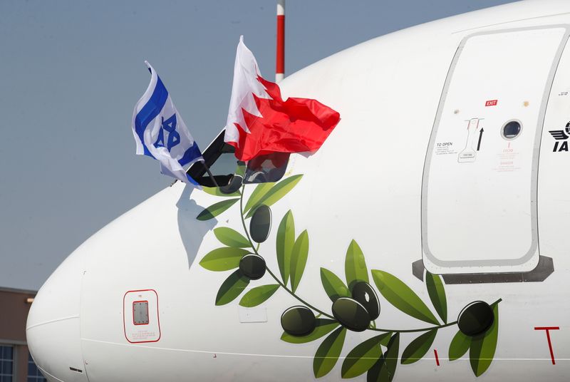 &copy; Reuters. علما البحرين وإسرائيل على طائرة وزير الخارجية الإسرائيلي يائير لابيد في مطار البحرين الدولي بالمحرق يوم الخميس. تصوير: حمد محمد - رويترز.
