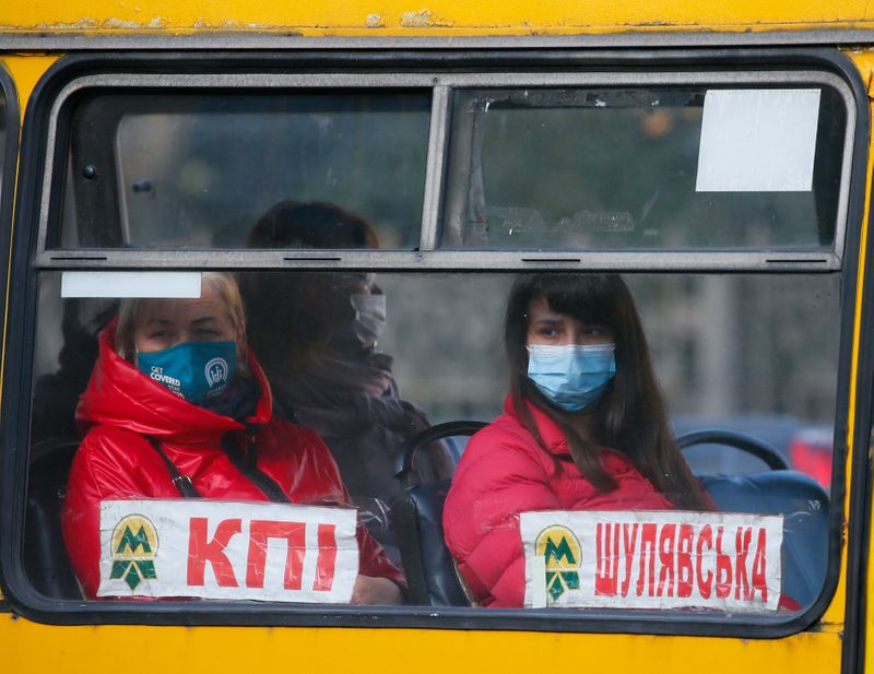 © Reuters. People wear protective face masks sit in a bus amid the ongoing coronavirus disease (COVID-19) outbreak in central Kyiv, Ukraine September 29, 2021. REUTERS/Gleb Garanich