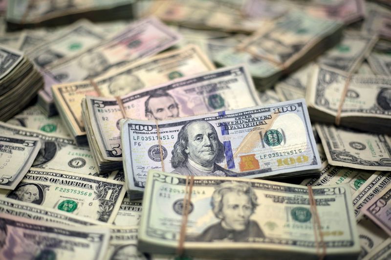 © Reuters. U.S. dollar banknotes are seen in this photo illustration taken February 12, 2018. REUTERS/Jose Luis Gonzalez/Illustration