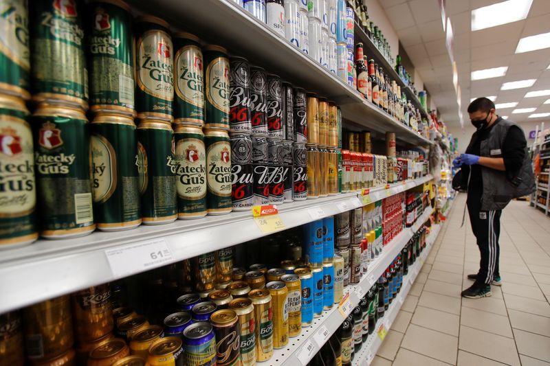 &copy; Reuters. Cans and bottles of beer are displayed for sale in a supermarket amid the coronavirus disease (COVID-19) pandemic in Moscow, Russia April 8, 2020. REUTERS/Maxim Shemetov