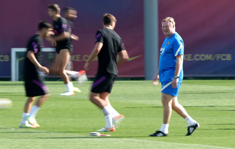 &copy; Reuters. El entrenador del FC Barcelona, Ronald Koeman, durante el entrenamiento en la Ciutat Esportiva Joan Gamper, Barcelona, España, 28 de septiembre de 2021. REUTERS/Albert Gea