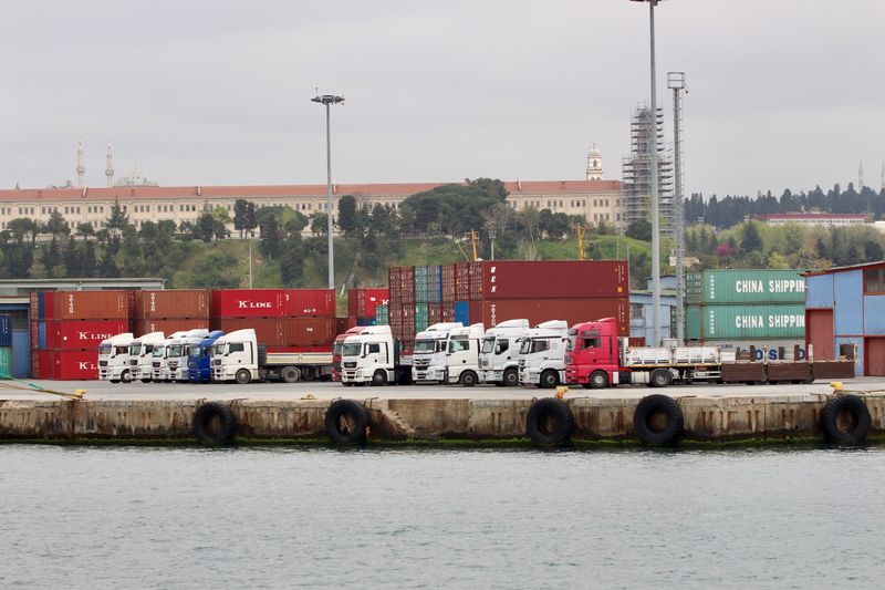 &copy; Reuters. شاحنات وحاويات في ميناء حيدر باشا بإسطنبول في صورة من أرشيف رويترز.
