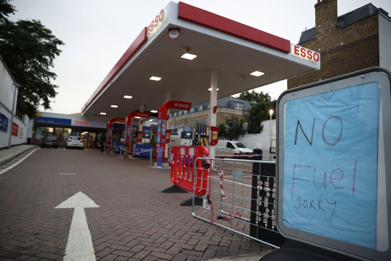 &copy; Reuters. لافتة مكتوب عليها "لا يوجد وقود آسفون" عند محطة للوقود في لندن يوم الخميس. تصوير: هانا مكاي - رويترز.