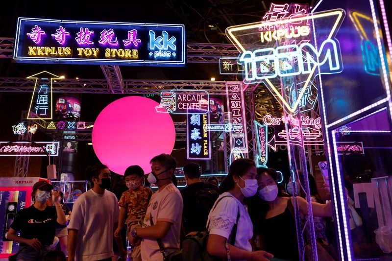 &copy; Reuters. FILE PHOTO: People walk under neon and LED signs at a shopping mall at Mongkok, in Hong Kong, China August 8, 2021. REUTERS/Tyrone Siu