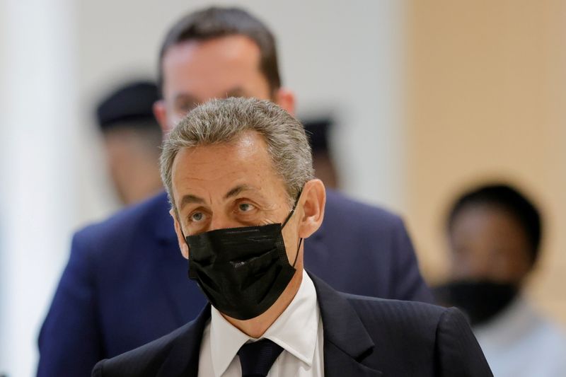 &copy; Reuters. FOTO DE ARCHIVO: El expresidente francés Nicolas Sarkozy a su llegada a un tribunal para asistir a una audiencia sobre la presunta financiación ilegal de su fallida campaña de reelección en los comicios de 2012, en París, Francia, el 15 de junio de 2
