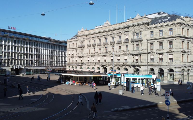 &copy; Reuters. FILE PHOTO: The headquarters of Swiss bank Credit Suisse is seen beside a UBS branch office at the Paradeplatz in Zurich, Switzerland, March 23, 2021. Picture taken with a drone.  REUTERS/Arnd Wiegmann