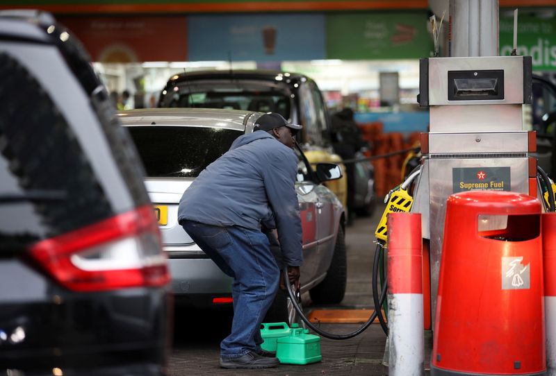 &copy; Reuters. Le gouvernement britannique a assuré jeudi que la crise provoquée par les craintes de pénurie de carburant était désormais terminée, mais de nombreuses stations-service restaient fermées dans les grandes villes du pays. /Photo prise le 30 septembre