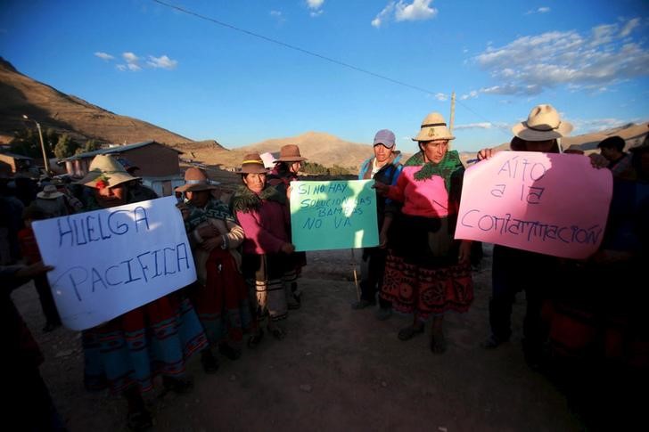 &copy; Reuters. Imagen de archivo de una protesta contra la mina Las Bambas en Apurímac, Perú. 29 septiembre 2015. REUTERS/El Comercio