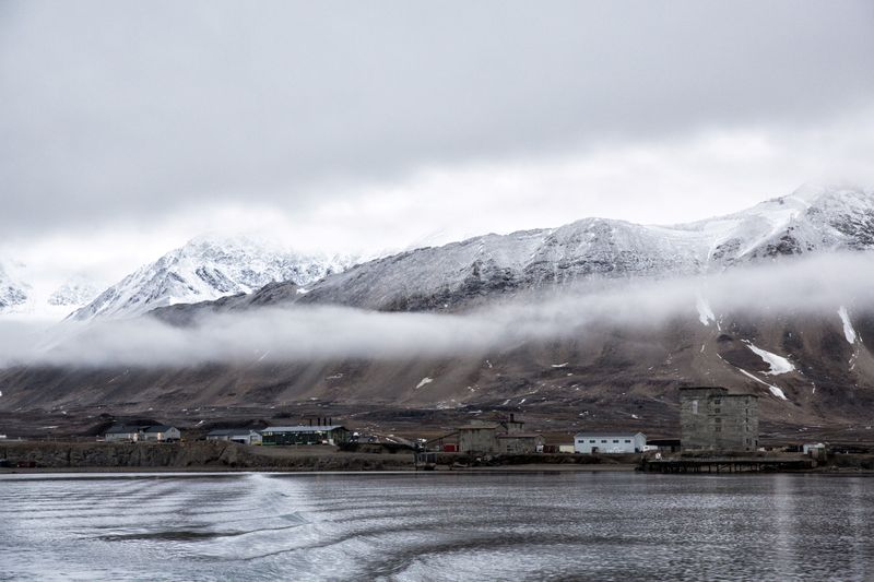 &copy; Reuters. FILE PHOTO: Low clouds are seen in the Kings Bay of Ny-Alesund, Svalbard, Norway, October 12, 2015. REUTERS/Anna Filipova