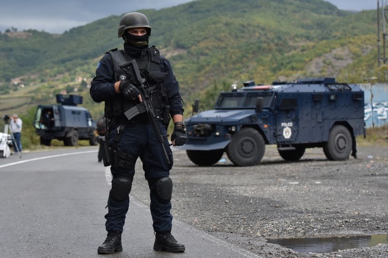&copy; Reuters. عناصر من شرطة كوسوفة تغلق الطريق أمام مرور شاحنات تحمل لوحات صربيا على الحدود بين البلدين في 20 سبتمبر أيلول 2021. رويترز
