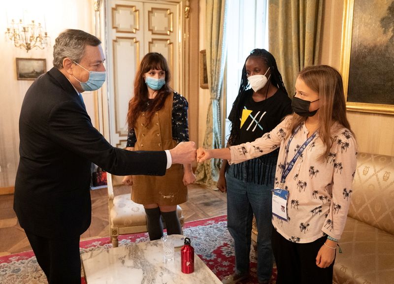 &copy; Reuters. Ativistas se encontram com o premiê italiano
30/09/2021
Filippo Attili/Palazzo Chigi Press Office/Handout via REUTERS