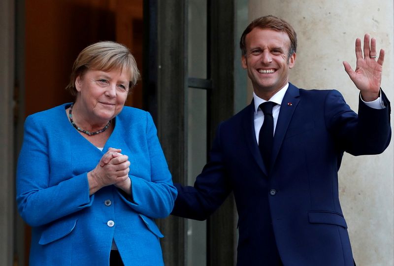 &copy; Reuters. FILE PHOTO: French President Emmanuel Macron welcomes German Chancellor Angela Merkel for a working dinner at the Elysee Palace in Paris, France, September 16, 2021. REUTERS/Gonzalo Fuentes/File Photo