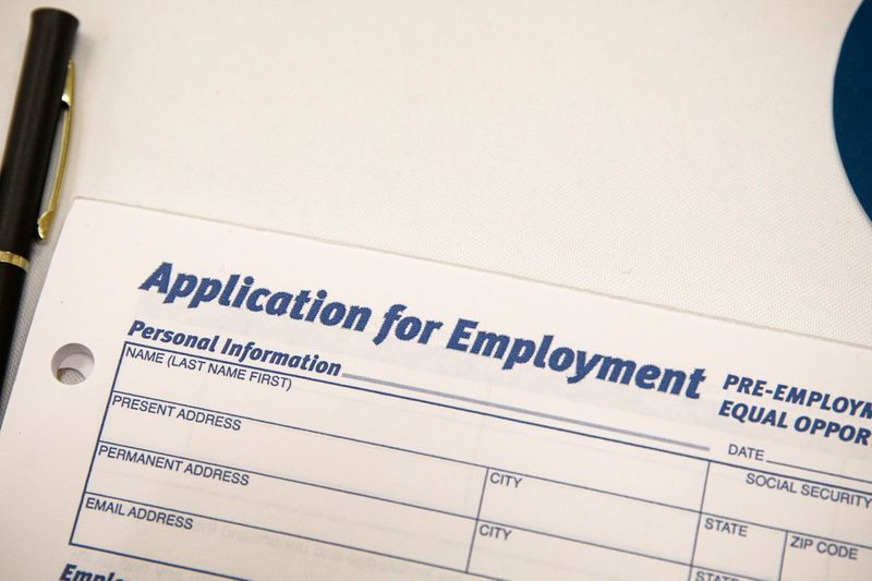 &copy; Reuters. 米労働省が３０日に発表した９月２５日までの１週間の新規失業保険申請件数（季節調整済み）は３６万２０００件と、前週から１万１０００件増加した。ニューヨークで５月撮影（２０２