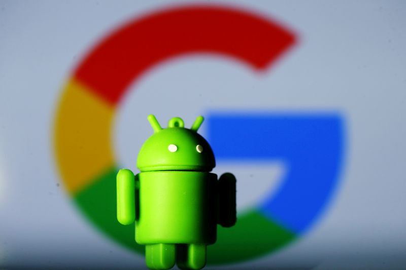 &copy; Reuters. FOTO DE ARCHIVO: Una impresión 3D de la mascota de Android frente al logotipo de Google