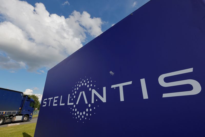 &copy; Reuters. FILE PHOTO: A view shows the logo of Stellantis at the entrance of the company's factory in Hordain, France, July 7, 2021. REUTERS/Pascal Rossignol/File Photo